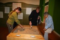 A5_Ein_Sandkasten_für_die_jungen_Besucher_zum_Entdecken_von_eiszeitlichen_Tierresten