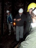 05_Im_Besucherbergwerk_Bertsch_in_Bergfreiheit_Vorführung_einer_Grubenlampe