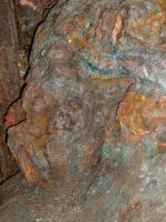 06_Im_Besucherbergwerk_Bertsch_in_Bergfreiheit_kupfermineralhaltiges_Gestein