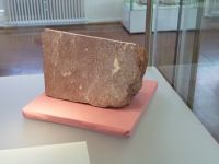 1_Vitrine03_oben_g_KaiserFriedrichQuelle_MB