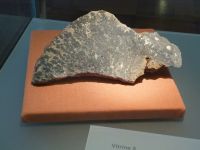 1_Vitrine05_oben_b_Stromatolith_MB