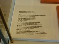 1_Vitrine05_unten_a_Beschriftung_MB