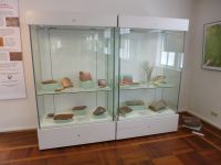 2_Vitrine06_07_BettenburgerLoch_KB