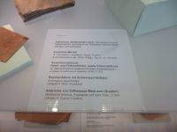 2_Vitrine06_oben_a_Beschriftung_KB