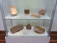 2_Vitrine08__RotliegendSandsteine_KB