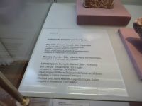 2_Vitrine09_oben_a_Beschriftung_KB