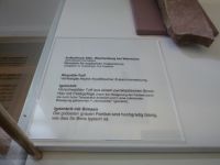 2_Vitrine09_unten_a_Beschriftung_KB