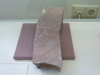 2_Vitrine09_unten_b_RhyolithTuff_KB