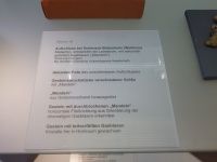 2_Vitrine10_oben_a_Beschriftung_KB