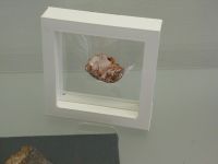2_Vitrine11_oben_c_AchatBruchstück_KB