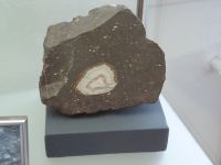 2_Vitrine11_oben_f_Achatdruse_KB