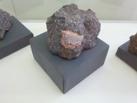 2_Vitrine11_unten_c_Melaphyrmandelstein_KB