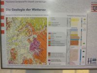 2_Vitrine11_zPoster_Geologie_Wetterau_MB