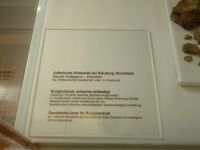 2_Vitrine12_unten_a_Beschriftung_KB