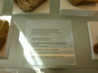 2_Vitrine13_oben_a_Beschriftung_KB