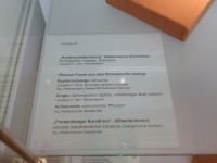 3_Vitrine18_oben_a_Beschriftung_KB