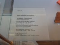 3_Vitrine20_oben_a_Beschriftung_KB