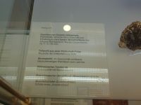 3_Vitrine21_oben_a_Beschriftung_KB