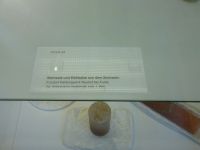 4_Vitrine23_oben_a_Beschriftung_KB