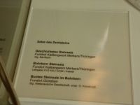 4_Vitrine23_unten_a_Beschriftung_MB