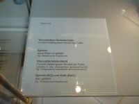 4_Vitrine24_oben_a_Beschriftung_KB