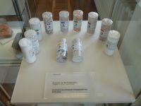 4_Vitrine25_oben_Düngemittel_KB
