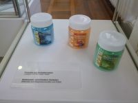 4_Vitrine25_unten_Badezusätze_KB