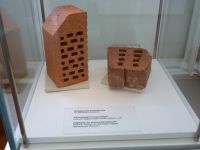 4_Vitrine26_unten_b_Ziegelsteine_KB