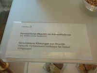4_Vitrine27_oben_a_Beschriftung_KB