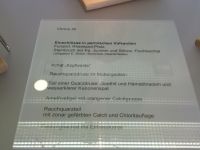 4_Vitrine30_oben_a_Beschriftung_MB
