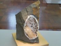4_Vitrine30_oben_d_Quarzdruse_MB