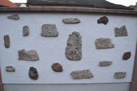 Erlensee-Langendiebach_Wand_mit_Verzierung_aus_Zechstein-Material