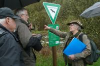 14_Beim_Erläutern_des_Biberdamms_WO