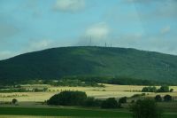 E01_Weithin_sichtbar_der_Donnersberg_-_ein_Vulkandome_aus_dem_Perm_WO