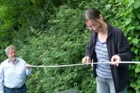 E03_Kerstin_Bär_demonstriert_die_geologische_Zeitachse_WO