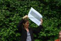 E05_Kerstin_Bär_demonstriert_die_verkippten_Schichten_bei_Olsbrücken_WO