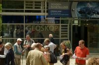 G01_Vor_dem_Geoskop_Urweltmuseum_WO