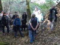 14_SW_Gruppe_am_Geotop_Warte_einem_kleinen_Steinbruch_mit_Lungstein