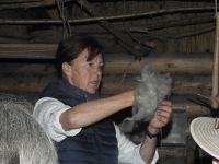 2b4_Museum_Groß_Raden_Demonstration_Textilgewinnung_durch_Heike_Pilz_wo
