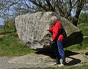05_Mit_Muskelkraft_laesst_sich_der_Wackelstein_ein_Relikt_der_letzten_Eiszeit_bewegen