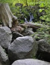 16_Die_Felsbrocken_am_Dondalen-Wasserfall_beweisen_dass_er_nicht_immer_so_ein_Rinnsal_ist